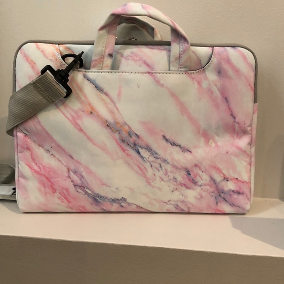 Laptop bag in white and pink marble print - Picture 4 of 8